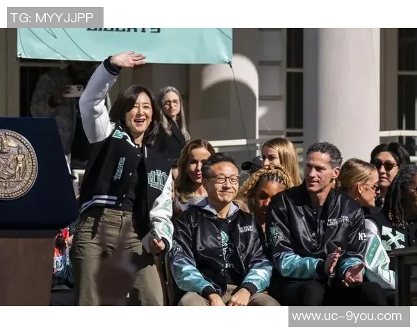 重返布鲁克林杜兰特赛前温情拥抱蔡老板夫人吴明华展现友谊与情谊